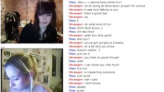 O englezoaică femei goalexxl suge și urmărește un orgasm masculin.